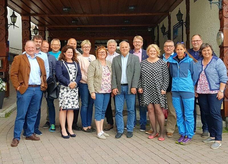 Regionleiarane Inger Torun Klosbøle og Oddvar Grøthe (i midten) flankert av regionale politikarar og administrasjon.